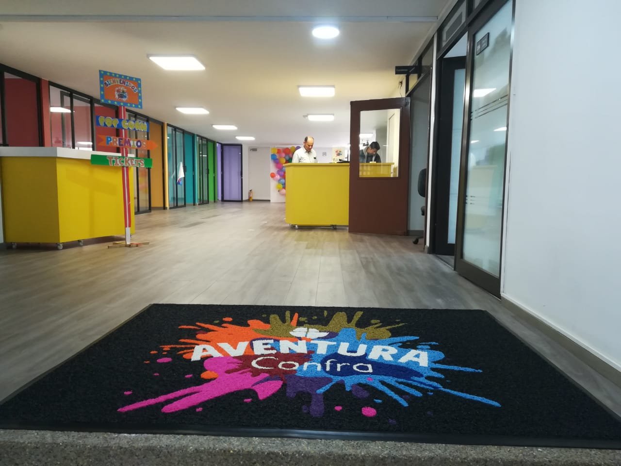 Tapete publicitario a todo color en acceso comercial