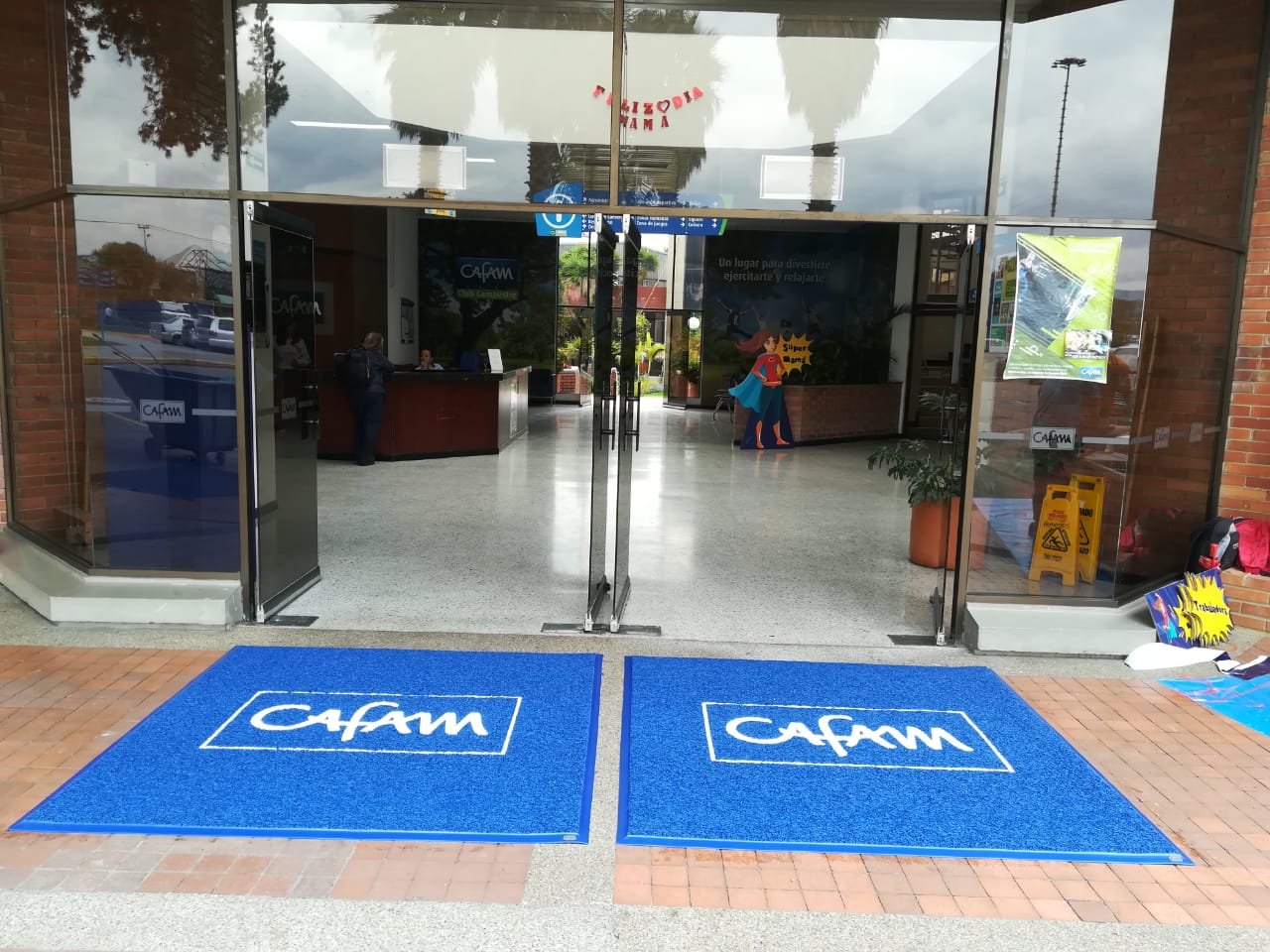 Tapetes atrapamugre Kratch instalados en acceso de sede CAFAM