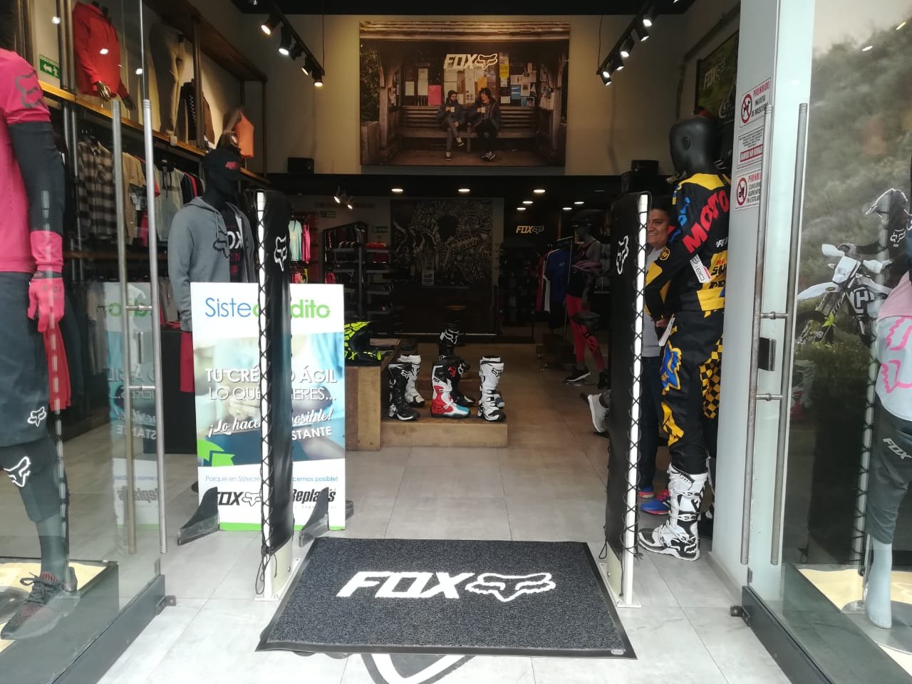 Tapete con logo instalado en tienda de retail deportivo