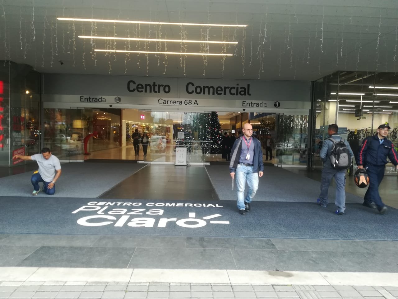 Tapete con logo en entrada de centro comercial