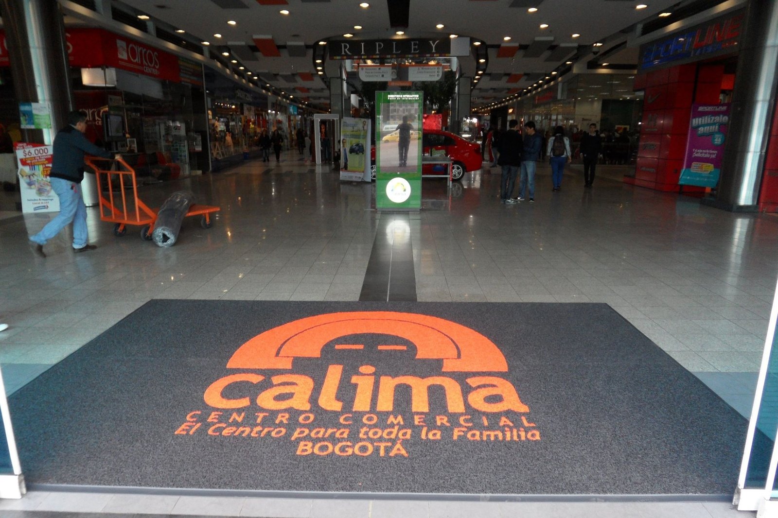 Tapete con logo instalado — vista adicional